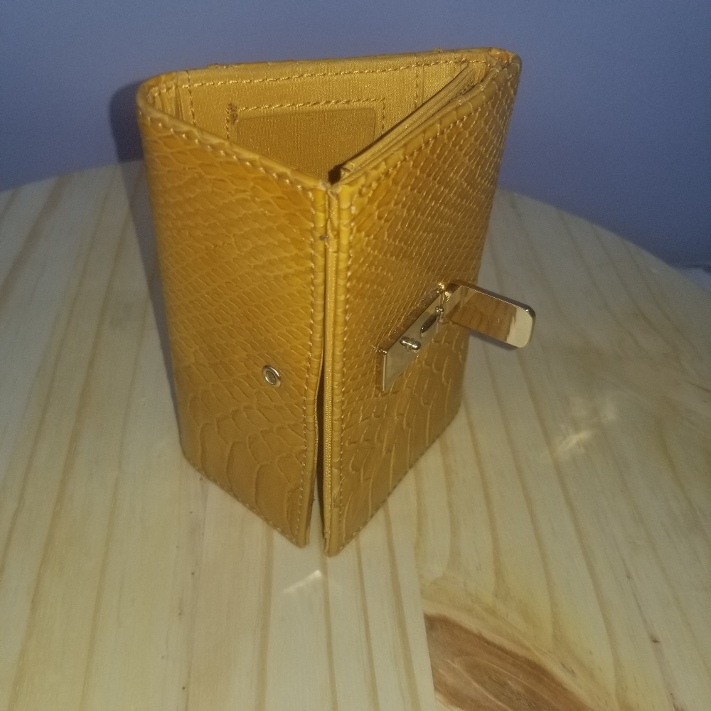 Liz Claiborne trifold wallet - Picture 3 of 4